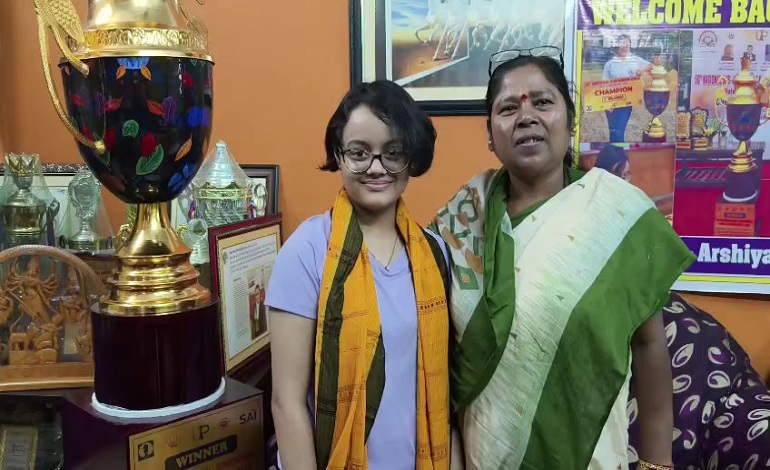 ভারত সেরার গৌরব অর্জনকারী রাজ্যের বিষ্ময় দাবারু আর্শিয়ার বাড়িতে গেলেন কেন্দ্রীয় প্রতিমন্ত্রী প্রতিমা ভৌমিক।